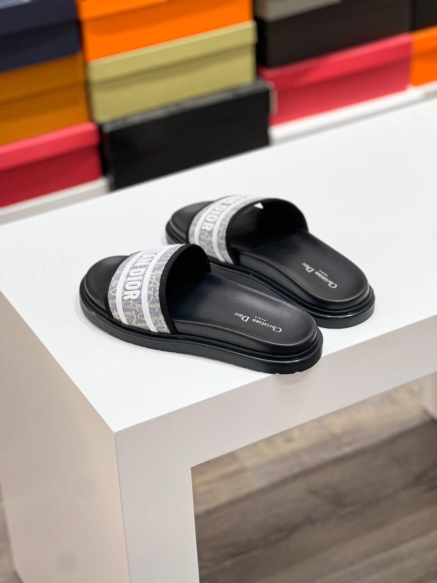 Men's men's shoes💰320【DIOR】🐝🐝Top version. 2024ss Dior’s latest men’s slippers are a must-have. Dior Alias ​​Men's Genuine Leather Slippers This summer new Alias ​​sandal embodies a casual and elegant style. Carefully crafted from grained cow leather and Oblique printed fabric, with cowhide lining! Cross-strap design with metal-clad brass CD Diamond logo. The imported cowhide leather and rubber sole adds sophistication and comfort, while Oblique print-effect anti-slip panels add style. Size39-44 (customized at 38.45)